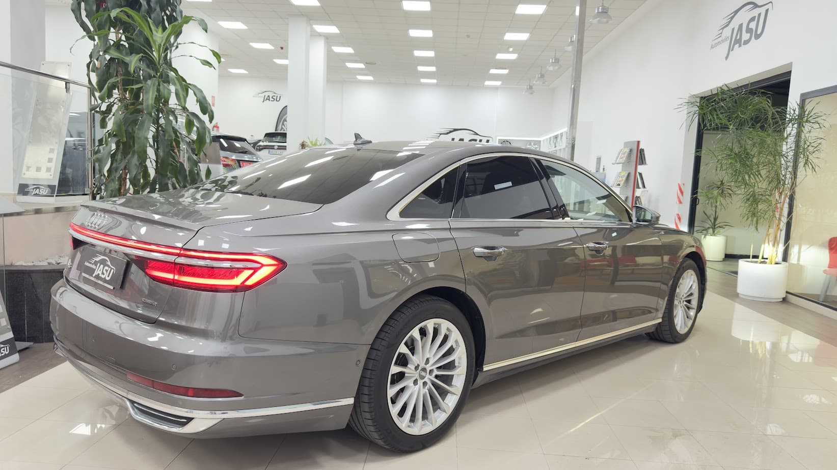 AUDI A 8 3.0 Quattro       IVA deducible